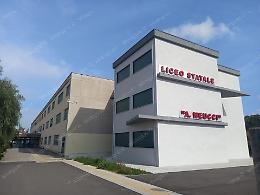 Piove nel liceo di Aprilia e crollano i pannelli del controsoffitto 