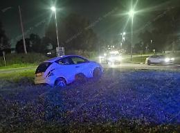 Urto laterale in rotatoria, una delle auto finisce nell&rsquo;aiuola