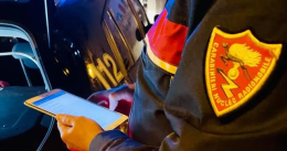 Fermato senza patente con droga e coltelli. I Carabinieri denunciano un quarantunenne 