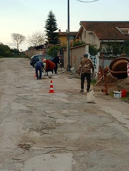  Strade nel degrado, i residenti si tassano e tappano le buche