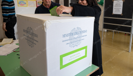 Referendum, i primi exit poll: testa a testa tra S&igrave; e No