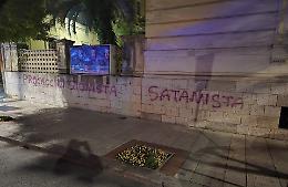 Scritte offensive sotto la casa dell'onorevole Procaccini. Fratelli d'Italia condanna l'atto: "Gesto vile"