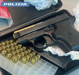 Una pistola modificata e tre chili di droga in casa, resta in carcere la coppia di Aprilia