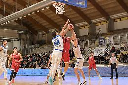 Latina centra l'11esima vittoria consecutiva e vola in testa alla classifica