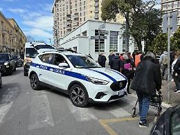 Automobilista scappa dopo avere investito e ucciso un cane in centro