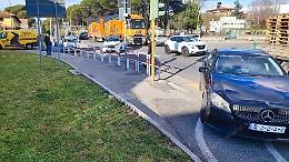 Aprilia: il semaforo &egrave; guasto da mesi, incidente tra due auto all&rsquo;incrocio 
