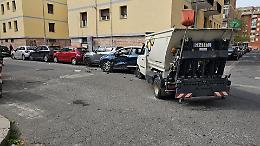 Incidente tra auto e mezzo della raccolta dei rifiuti: sei auto danneggiate