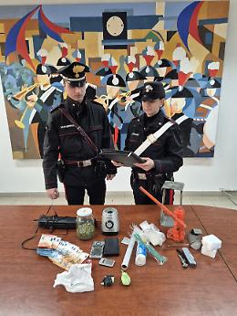 Aprilia, droga in auto e a casa: arrestato 40enne, sequestri e contanti
