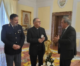 Il Questore consegna al Arcivescovo di Gaeta l&rsquo;Olio del giardino della memoria di Capaci