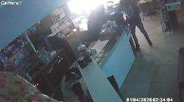 Quattro ladri impiegano tre minuti per il furto nel bar