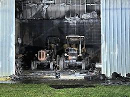 Incendio in un capannone, bruciano vecchi trattori

