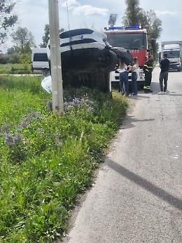 Auto finisce in bilico sul tirante di un palo dopo lo scontro all'incrocio