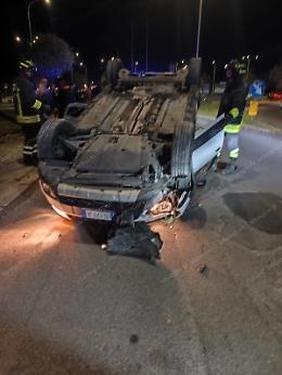 Auto con due ragazze a bordo si ribalta a Borgo Piave