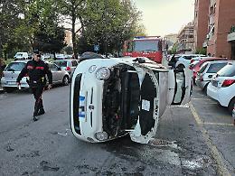 Sbanda sul dosso, urta un'auto in sosta e si ribalta, ferita una donna
