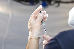 Latina, danni da vaccino Covid: riconosciuto il nesso causale per due donne