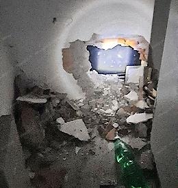 Bucano una parete e trovano la cassaforte, ma il furto non riesce
