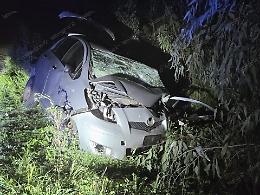 Spaventoso frontale tra due auto, gravissima una donna