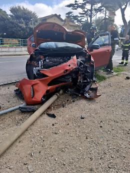 Sbanda con l'auto per raccogliere l'accendino nell'abitacolo e abbatte un lampione