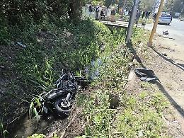 Incidente al lido coinvolge tre mezzi, un motociclista finisce nel canale