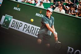 Sinner travolge Zverev e vola in finale a Montecarlo