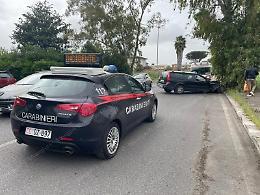 Accusa un malore alla guida, accosta ma prende un albero