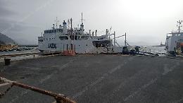 Traghetto fuori controllo blocca l&rsquo;imbocco del porto: emergenza per il maltempo