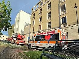 Cade in casa e resta bloccata, donna di 87 anni soccorsa in una pozza di sangue
