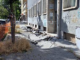 Il Comune affida i lavori per il marciapiede crollato, ma vuole chiedere i soldi al condominio