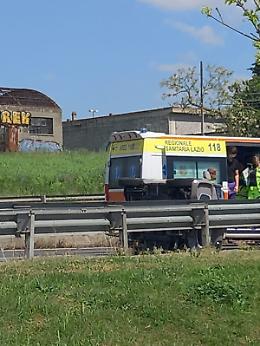 Aprilia, si ribalta con la minicar sulla Pontina: giovane soccorso dal 118