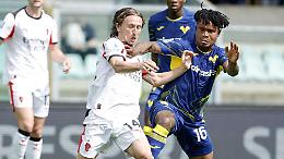 Il Milan passa a Verona e aggancia il Napoli al secondo posto