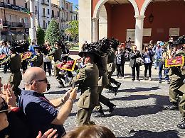 Bersaglieri in corsa nel cuore di Cisterna: citt&agrave; invasa da fanfare e piume al vento