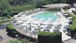 Gioca in piscina e muore: la tragedia di Suio