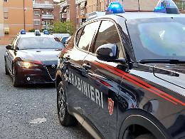 Palpeggia due adolescenti in strada, arrestato uno straniero