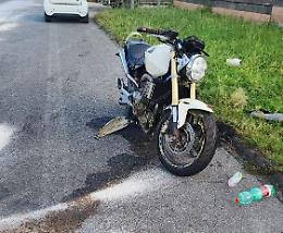 Aprilia, perde il controllo della moto sulla Pontina: ragazza ferita