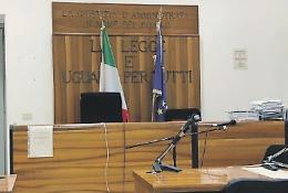 Palpeggia una dipendente minorenne, lei e il padre lo stalkerizzano: tutti a processo
