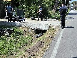 Latina: sbalzato fuori strada dopo lo scontro con un&rsquo;auto, ferito un motociclista
