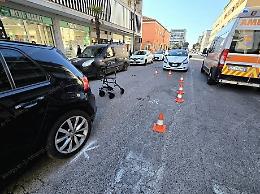 Investita da un'auto in retromarcia, gravissima una novantenne