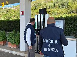 Benzina, scattano i controlli: prezzi non esposti e dati mancanti, multe in provincia di Latina