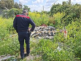 Amianto scaricato nel fosso a Latina: incastrato dalle telecamere, denunciato