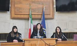 Maltratta la compagna e la figlia: "Pap&agrave; mi ha preso a calci"