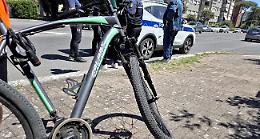 Investe un adolescente e non si ferma, poi ripassa: anziano fermato da un testimone