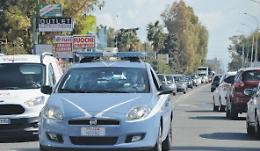 Tentano di truffare una donna e le prendono la borsa, il colpo sfuma