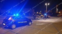 Incidente autonomo nella notte, auto si ribalta in centro