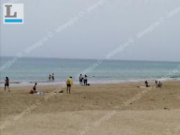 Si può andare al mare ma è caos: si alla passeggiata, no al bagno e alla tintarella