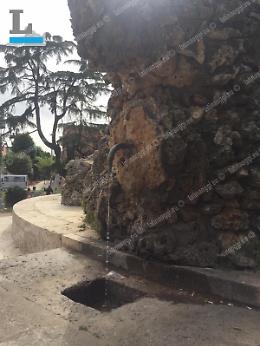 Ancora atti vandalici e gravi danni alla storica fontana, scempio infinito