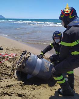 Contenitore di plastica ritrovato in spiaggia: intervengono i vigili del fuoco
