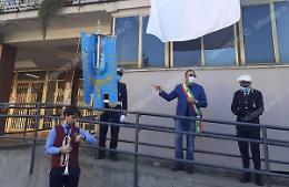 Un drappo bianco per commemorare la strage di Capaci