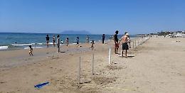 Spiagge prese d'assalto tra divieti e incertezze