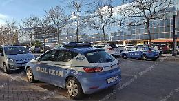 Minaccia con le forbici i poliziotti, poi tenta la fuga: arrestato senegalese