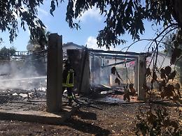 Incendio di sterpaglie, coinvolto anche un casolare abbandonato
